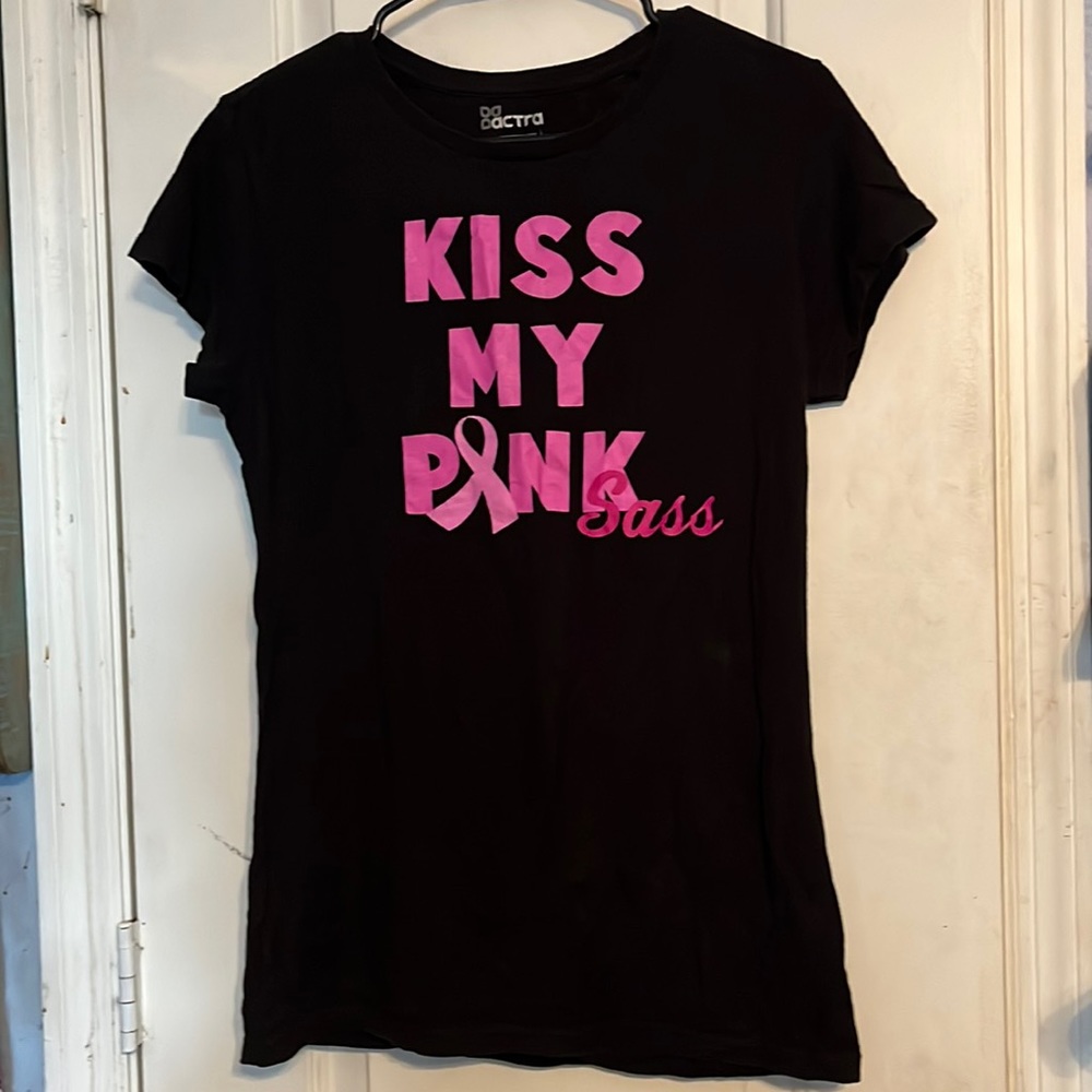 actra size Large black “Kiss my pink sass” t-shirt. LIKE NEW